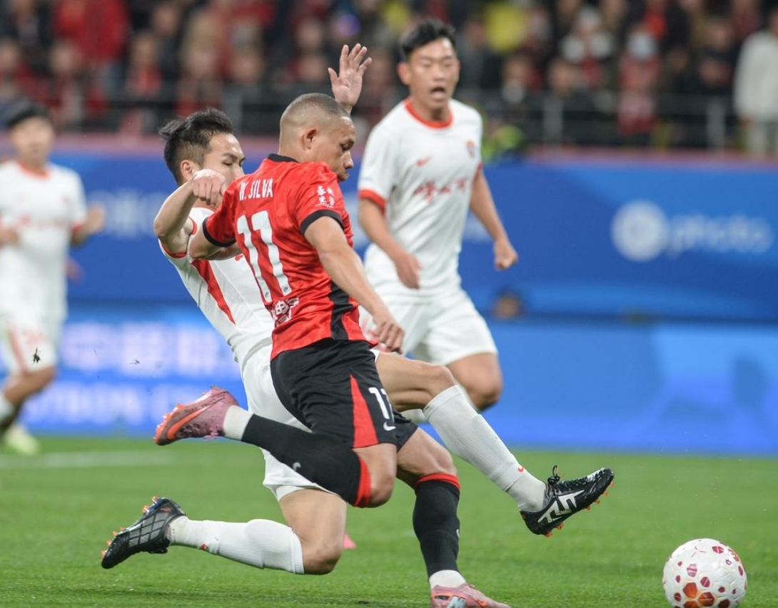 一场1-0，让中超榜首易主，神仙进球诞生：第79分钟角球破门绝杀