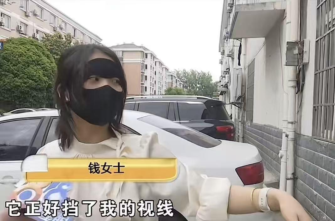 开云APP下载-女子倒车撞到空调致车损坏，事后担心加价不肯走保险要商家担责
